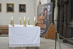 Bild von einem Ausstellungsplakat in der Brüdernkirche 