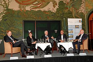 Festive podium (f. l. t. r.): Reinhard Quast,  Dr. Annette Weidhas, Jon Baumhauer,  Dietrich Pestalozzi, Dr. Thomas A. Seidel