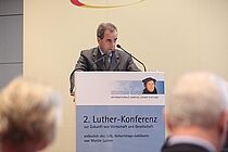 Alexander von Witzleben welcomes the guests of the 2nd Luther Conference